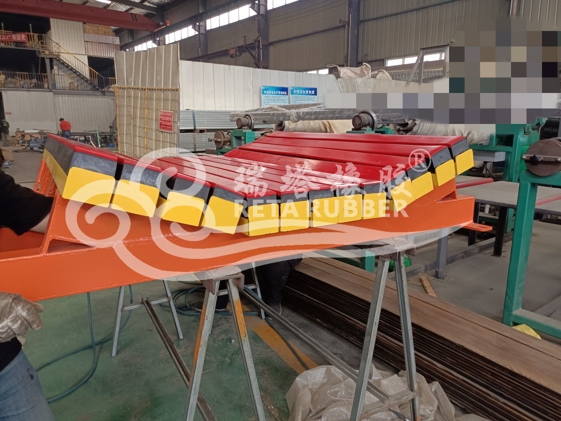 客戶定購輸送機(jī)落料點(diǎn)耐磨緩沖床發(fā)貨  