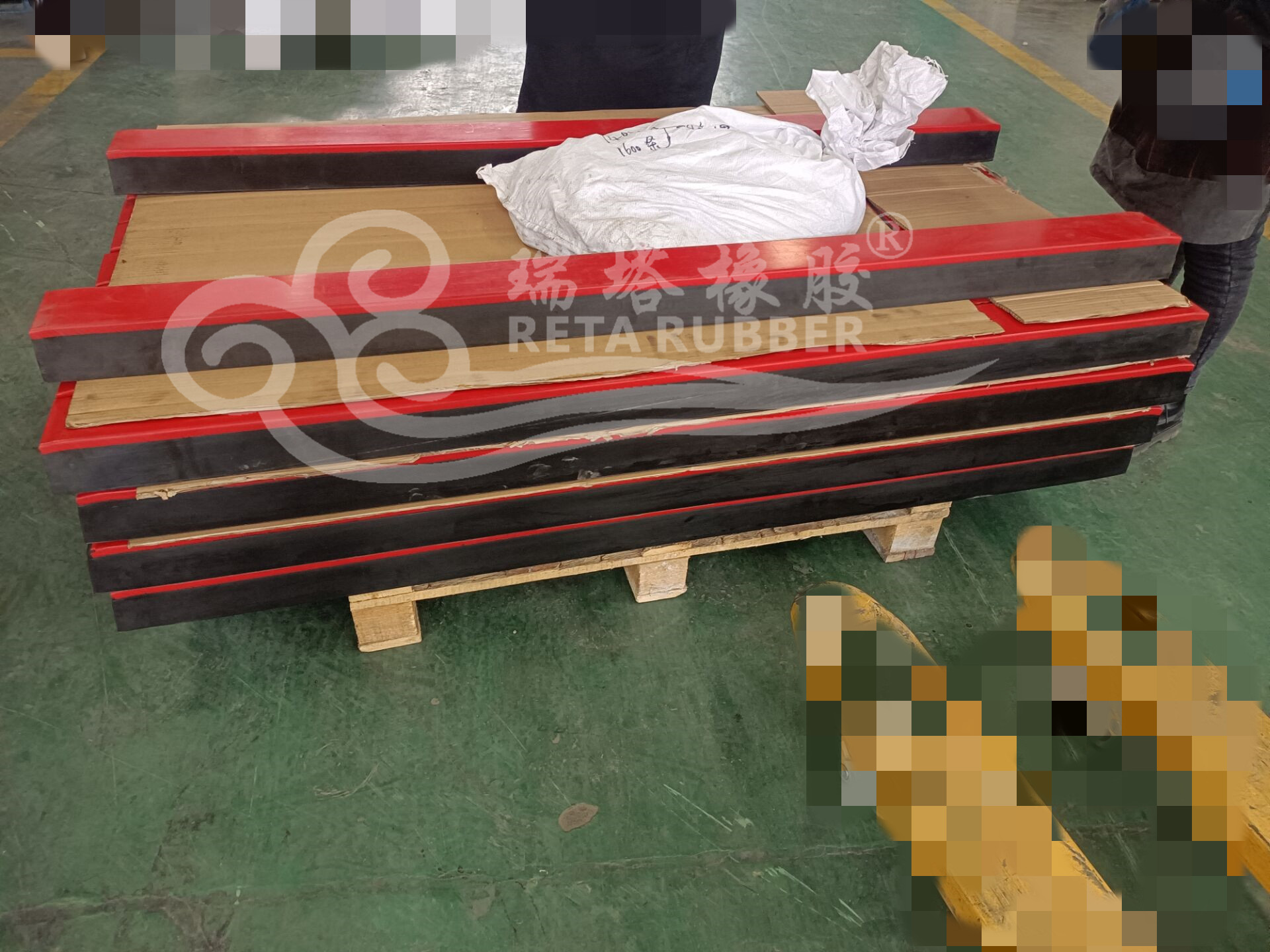 瑞塔橡膠耐磨緩沖條發(fā)貨