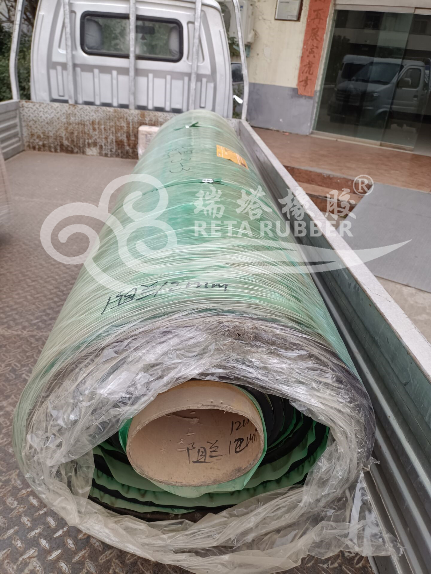 客戶定購滾筒包膠膠板及膠水等材料發(fā)貨